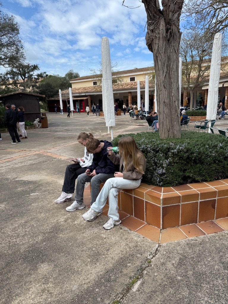 Wachten bij de grotten